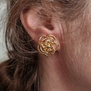 Vintage Crown TRIFARI Signed Clip On Celtic Knot Flower Gold Toned Earrings